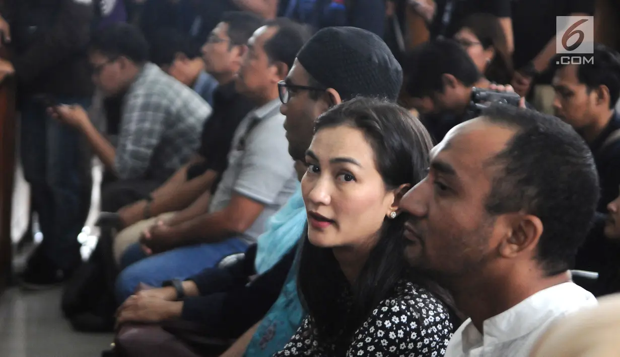 Artis Atiqah Hasiholan yang juga anak Ratna Sarumpaet saat mengikuti jalannya sidang dakwaan perdana atas kasus penyebaran berita hoaks di PN Jakarta Selatan, Kamis (29/2). (Liputan6.com/Herman Zakharia)