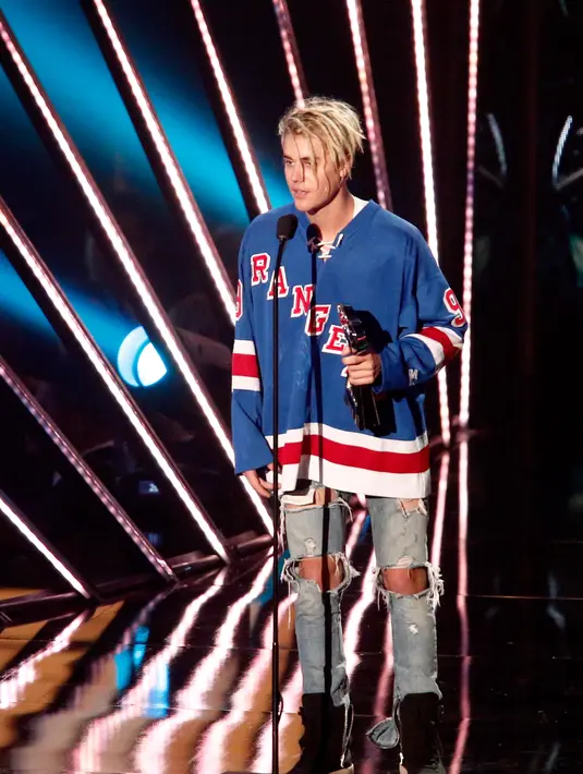 Tetapi bukannya dapat komentar positif dari netizen, Justin Bieber kembali dihujat tentang penampilan tato kecilnya di bagian wajahnya. (AFP/Bintang.com)