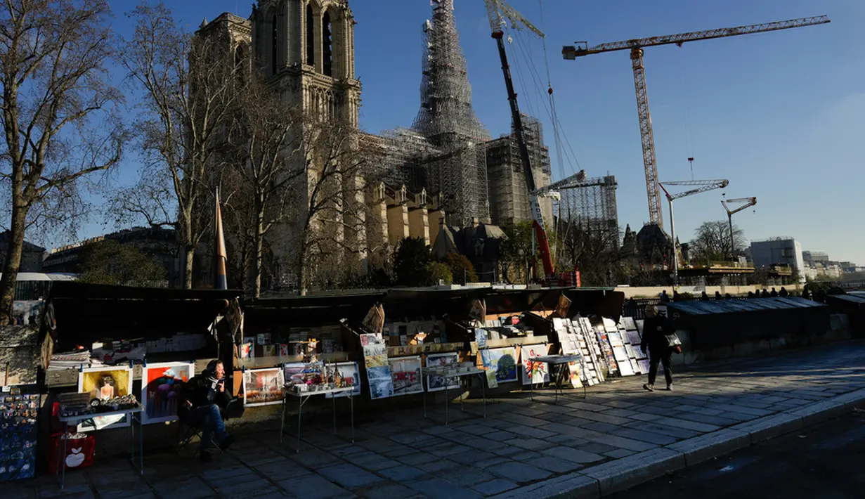 Mengutip dari Euro News, Sabtu (9/12/2023), disebutkan bahwa proyek restorasi saat ini telah sesuai jadwal dan memenuhi batas waktu pembukaan kembali pada 8 Desember 2024 yang ditetapkan oleh Presiden Emmanuel Macron tepat setelah kebakaran.  (AP Photo/Thibault Camus)