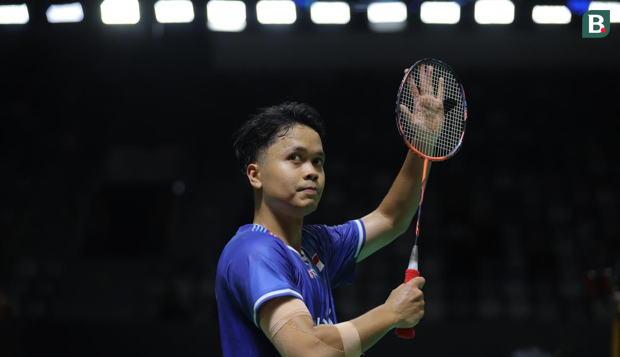 Pebulu tangkis tunggal putra Indonesia, Anthony Ginting merayakan kemenangan atas wakil Thailand, Kantaphon Wangcharoen dalam babak kualifikasi Indonesia Masters 2026 di Istora, Senayan, Selasa (20/01/2026). (Bola.com/Bagaskara Lazuardi)
