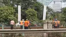 Sejumlah petugas KAI memeriksa rel kereta di dekat Stasiun Palmerah, Jakarta, Sabtu (13/10). PT Kereta Commuter Indonesia (KCI) meminta maaf mengenai anjloknya kereta KRL Tanah Abang menuju Parung Panjang. (Liputan6.com/Herman Zakharia)