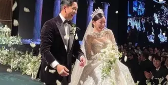 Lee Seung Gi dan Lee Da In resmi menikah hari ini. Dalam beberapa foto yang tersebar di media sosial, keduanya mengenakan 2 outfit berbeda dalam rangkaian acara pernikahan mereka. Foto: Instagram.