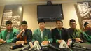 Wakil Ketua Umum PPP Muktamar Jakarta Humphrey Djemat bersama pengurus DPP PPP Muktamar saat konpers terkait pengunduran diri Ketua Umum Djan Faridz pada Rapat Pleno PPP Muktamar kemarin, Jakarta, Senin (30/7). (Merdeka.com/Arie Basuki)