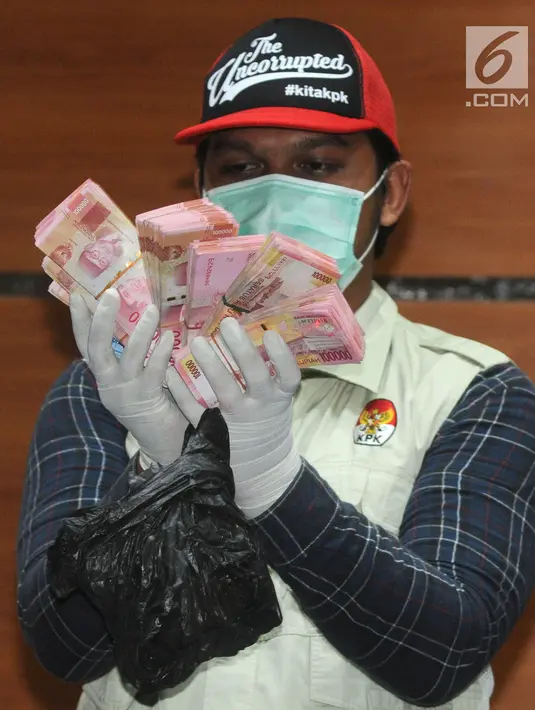 Penyidik menunjukkan barang bukti hasil operasi tangkap tangan (OTT) Bupati Bengkulu Selatan Dirwan Mahmud di KPK, Jakarta, Rabu (16/5). OTT dilakukan terkait dugaan suap proyek di Bengkulu Selatan. (Merdeka.com/Dwi Narwoko)