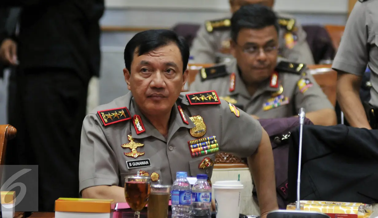 Wakapolri Komjen Pol Budi Gunawan berbincang sebelum Rapat Kerja dengan Komisi III DPR RI, di Kompleks Parlemen, Jakarta, Rabu (20/4). Salah satunya membahas kematian Siyono. (Liputan6.com/JohanTallo)