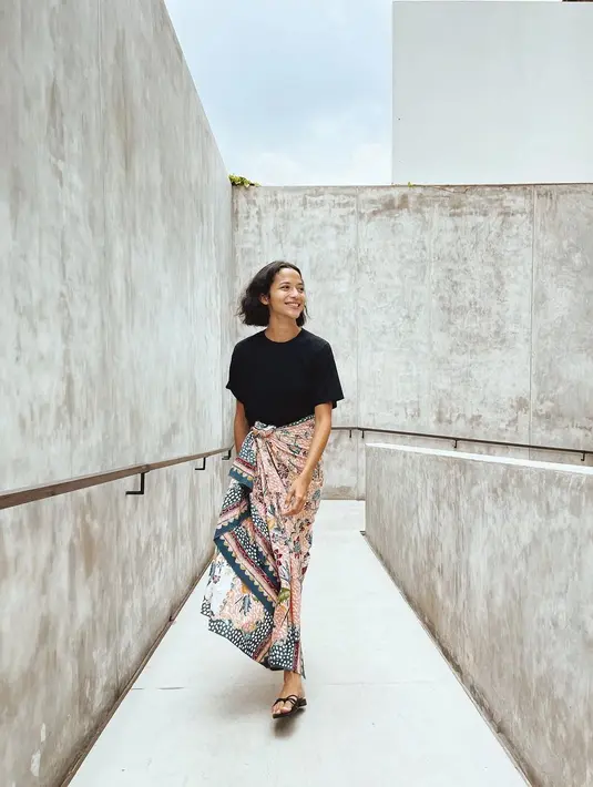 Potret kali ini Putri Marino memperlihatkan dirinya memadukan kaus hitam polosnya dengan kain batik yang cantik dan sandal untuk kesan kasual, namun tetap menarik untuk dijadikan inspirasi. Foto: Instagram.