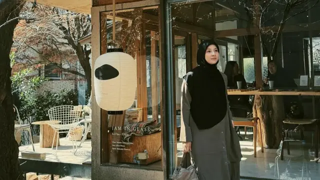 Inspirasi Fashion Hijab dari Tunik sampai Kulot ala Natasha Rizky (Instagram/@natasharizkynew)
