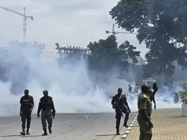 Warga memprotes kesulitan hidup di jalan Lagos, Nigeria, Kamis (1/8/2024).  (AP Photo/Sunday Alamba)