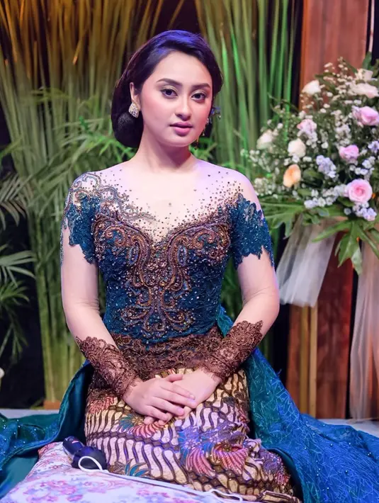 Selain itu, Memes Prameswari ternyata lulusan dari luar negeri. Ia sempat lanjutkan pendidikan di University of Northampton, Inggris dan berhasil lulus pada Juli 2018 lalu. Sebagai seorang yang berkarier di dunia hiburan, ia pun tidak meninggalkan pendidikannya. (Liputan6.com/IG/@memes_prameswari)