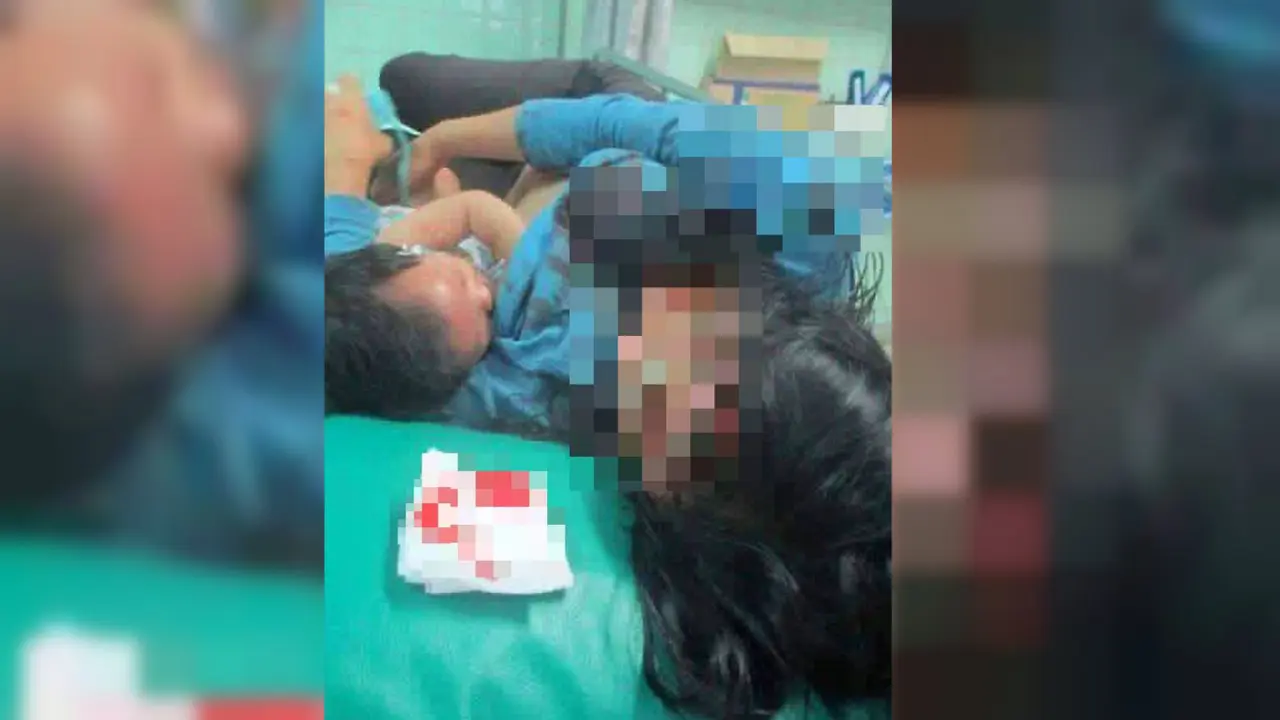 Foto Mengharukan Ibu Beri ASI Saat Tunggu Dokter