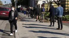Orang-orang mengantre untuk tes COVID-19 di Los Angeles, California, Amerika Serikat, 4 Januari 2022. California mulai merasakan murka penuh varian Omicron. (AP Photo/Jae C. Hong)