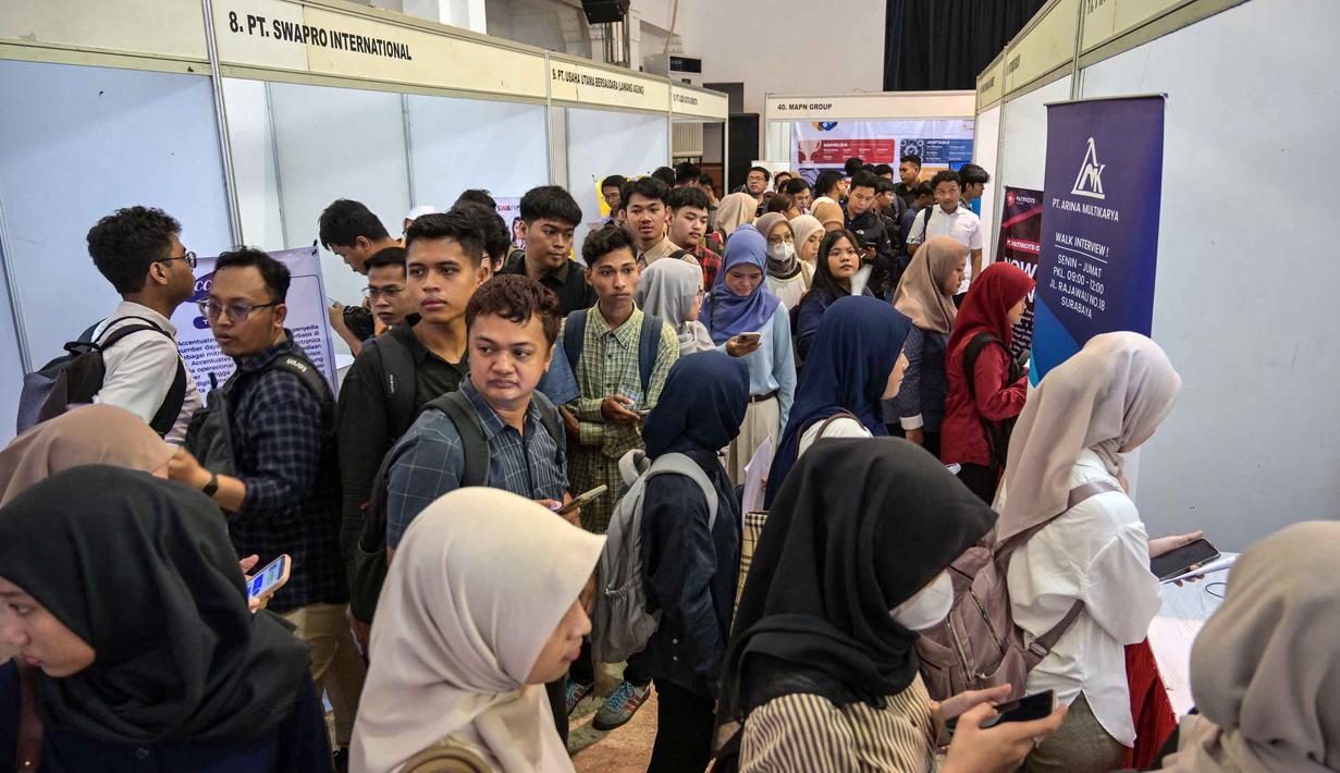 Acara ini membuka peluang bagi pencari kerja di Surabaya untuk melamar ke berbagai perusahaan, terutama di sektor industri, perdagangan, dan jasa. Tampak dalam foto, para pencari kerja mendaftar pada bursa kerja di salah satu event bursa kerja, Surabaya, Jawa Timur pada Selasa 7 April 2026. (JUNI KRISWANTO/AFP)