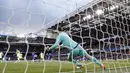 Pemain Manchester City, Sergio Aguero, mencetak gol dari titik putih saat melawan Chelsea pada lanjutan Liga Inggris di Stadion Stamford Bridge, London, Sabtu (16/4/2016). (AFP/Adrian Dennis)