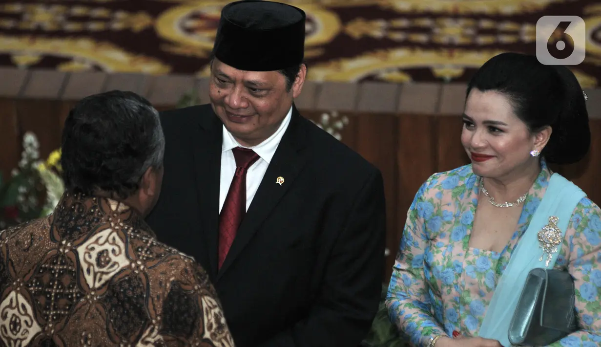 Menteri Koordinator Bidang Perekonomian Airlangga Hartarto didampingi istrinya menerima ucapan selamat saat acara serah terima jabatan (Sertijab) di Kemenko Perekonomian, Jakarta, Rabu (23/10/2019). Airlangga resmi menggantikan Darmin Nasution sebagai Menko Perekonomian. (merdeka.com/Iqbal Nugroho)