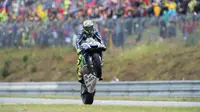 Pebalap Movistar Yamaha, Valentino Rossi, finis kedua MotoGP Brno di Sirkuit Autodrom Brno, Republik Ceska, Minggu, (21/8/2016). (AFP/Joe Klamar)