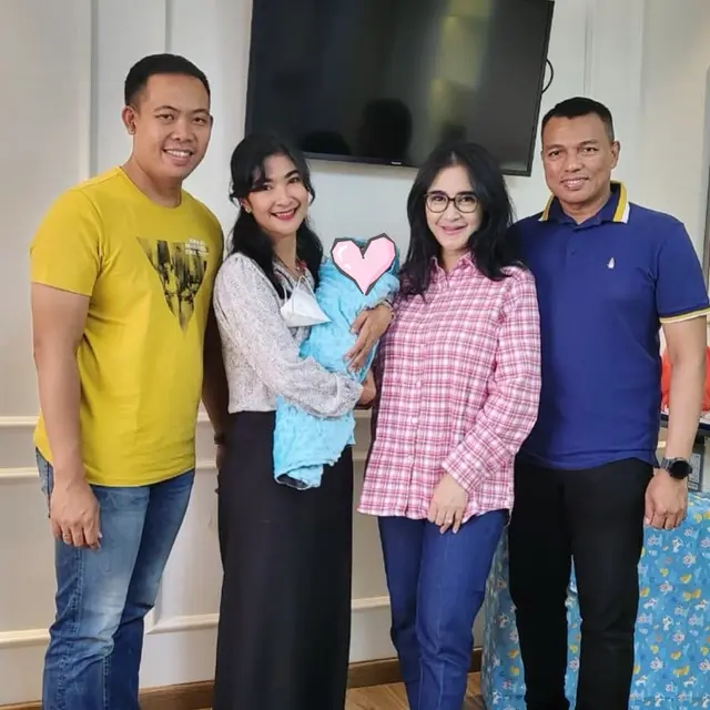 5 Potret Uut Permatasari Momong Buah Hati Kedua yang Baru Lahir