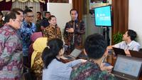 Presiden Joko Widodo atau Jokowi meninjau integrated digital work (IDW) di Kantor Kementerian PPN/Bappenas Jakarta. (Dok. Biro Pers Kepresidenan)