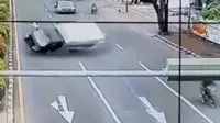 Kecelakaan Mobil Boks Oleng dan Terguling di Bali, Videonya Viral