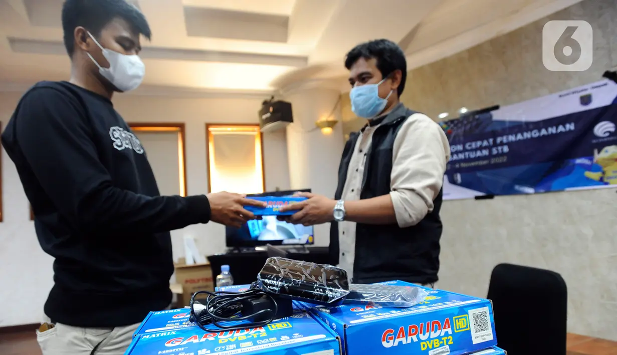 Alat Set Top Box (STB) yang dibagikan secara gratis kepada warga di Posko Respon Cepat Penanganan Bantuan STB di Hotel Bumi Wiyata, Depok, Jawa Barat, Rabu (2/11/2022). Kemenkominfo membuka posko penanganan bantuan STB sebagai perangkat konverter siaran TV digital ke televisi jenis analog bagi warga Jabodetabek yang akan mengikuti Analog Switch Off (ASO) di 2 November 2022 tengah malam. (merdeka.com/Arie Basuki)