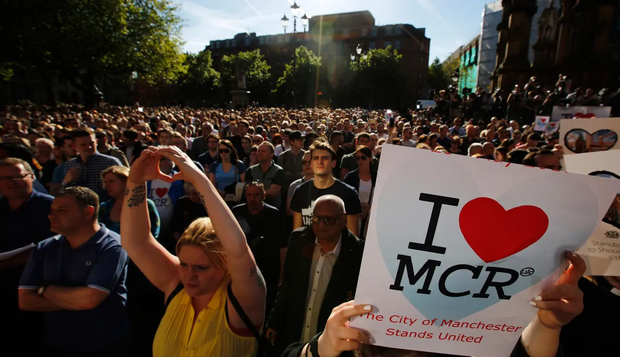 Ribuan orang memadati Albert Square di pusat kota Manchester, Inggris, Selasa (23/5). Mereka menunjukkan solidaritas dengan doa bersama untuk korban bom di konser Ariana grande yang menewaskan 22 orang dan melukai 119 lainnya. (AP Photo/Emilio Morenatti)