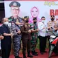 Kapolda Riau memberikan hadiah sepeda motor kepada peserta vaksin lansia di Kota Dumai. (Liputan6.com/M Syukur)