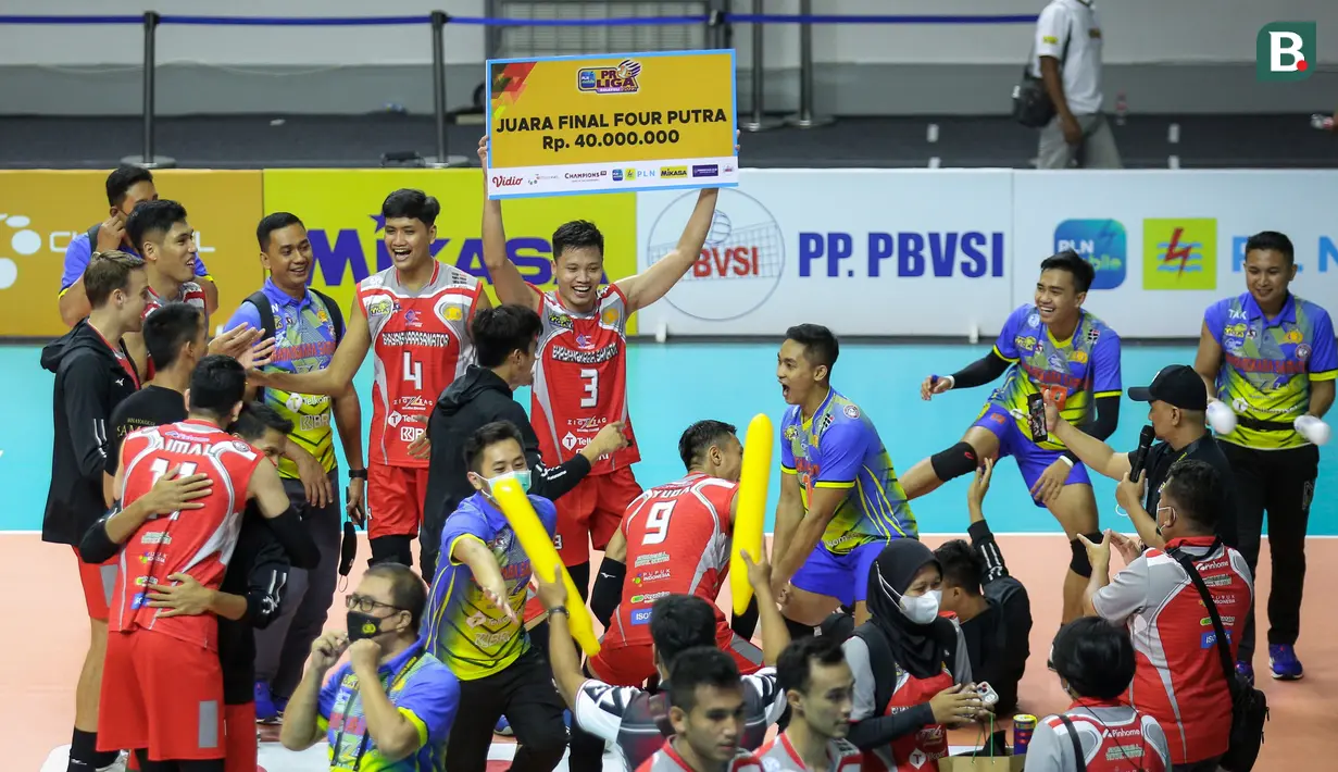 Tim voli putra, Surabaya Bhayangkara Samator melakukan selebrasi usai mengalahkan Jakarta BNI 46 dan menjadi juara final four Proliga 2022. (Bola.com/Bagaskara Lazuardi)