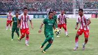 Penggawa Persebaya Surabaya Oktafianus Fernando dikepung pemain Sarawak FA pada laga di Gelora Bung Tomo, Minggu (18/3/2018). (Liputan6.com/Dimas Angga P)