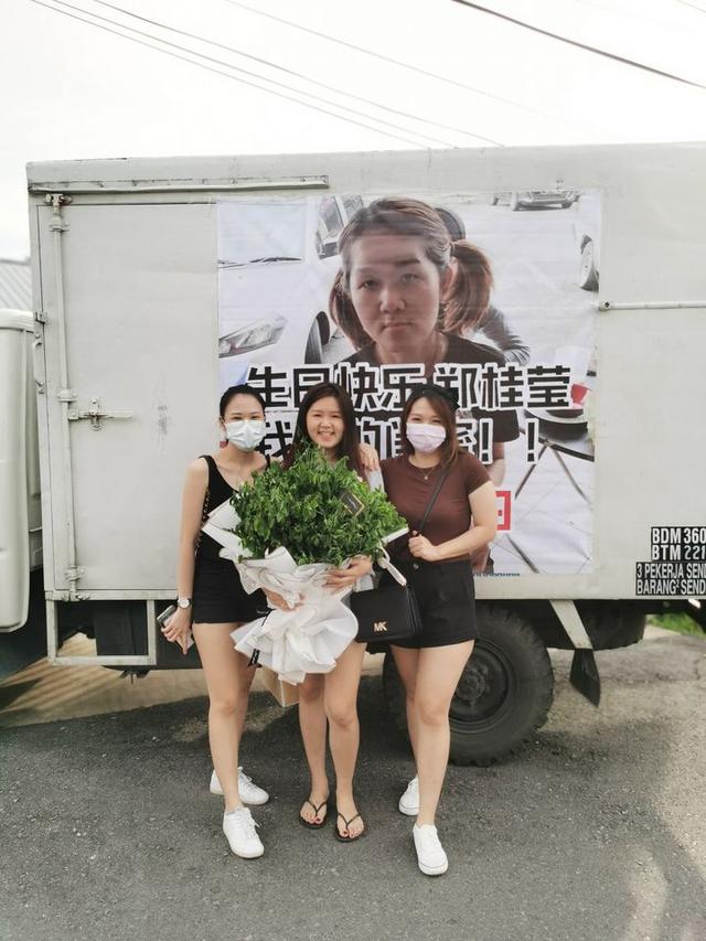 Viral, Beri Kejutan Ulang Tahun Dengan Pasang Poster Wajah Sahabatnya di Truk