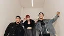 Afgan pun hadir berkolaborasi dengan Raisa, ia tampil dengan jaket denim serta inner dan celananya. (@vidialdiano)