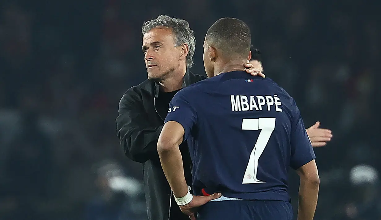 Pelatih PSG Luis Enrique (kiri) memberikan semangat kepada Kylian Mbappe setelah timnya kalah dari Borussia Dortmund pada laga leg kedua semifinal Liga Champions 2023/2024 di Parc des Princes, Paris, Prancis, Rabu (08/05/2024) dini hari WIB. (AFP/Franck Fife)