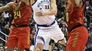 Pemain Warriors, Klay Thompson #11 memberikan umpan kepada rekannya saat diadang dua pemain Atlanta Hawks pada laga NBA basketball game  di Philips Arena, Atlanta, (2/3/2018). Warriors menang 114-109. (AP/John Amis)