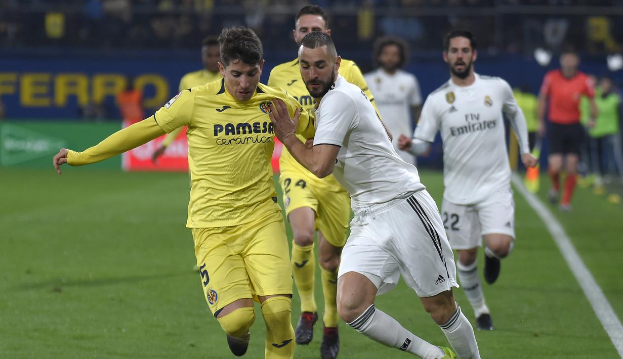 2. Aksi penyerang Real Madrid, Benzema pada laga lanjutan LaLiga yang berlangsung di Stadion DeLa Ceramica, Spanyol, Jumat (4/12). Real Madrid ditahan imbang Villareal 2-2.  (AFP/Jose Jordan)