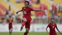 Septian David maulanamencetak satu gol Indah ke gawang Myanmar pada Laga Sea Games 2017 di Stadion MPS, Selangor, Selasa (29/8/2017). Indonesia menang 3-1 atas Myanmar. (Bola.com/Vitalis Yogi Trisna)