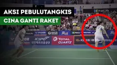 Pebulutangkis Cina, Wang Yilyu mengganti raketnya saat diserang lawan di Korea Terbuka Super Series 2017.