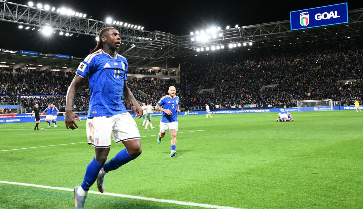 Italia menambah skor menjadi 2-0 pada menit ke-80. Giliran Moise Kean melalui aksi individunya dengan diakhiri lesatan kaki kiri menjebol gawang Iralndia Utara. (AFP/Alberto Pizzoli)