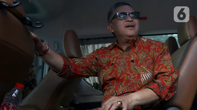 Sekretaris Jenderal DPP PDI Perjuangan (PDIP), Hasto Kristiyanto menaiki mobilnya seusai menjalani menjalani pemeriksaan sebagai saksi di Gedung Merah Putih KPK, Senin (10/6/2024). (Liputan6.com/Herman Zakharia)