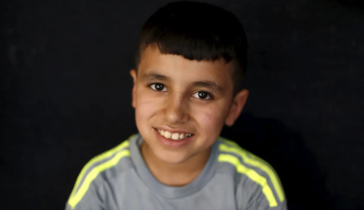 Senyum bocah Yazidi, Murad yang berhasil melarikan diri dari pelatihan ISIS di Duhok, Irak, pada 19 April 2016. Murad sempat di doktrin dengan ideologi ISIS dan diajari menggunakan senjata. (REUTERS / Ahmed Jadallah)