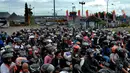<p>Pemudik bermotor menuju kota-kota di Pulau jawa antri memasuki kapal penyeberangan di pelabuhan Gilimanuk, Bali, Sabtu (30/4/2022). H-2 Idul Fitri 1443 H, ribuan pemudik meninggalkan Pulau Bali untuk merayakan lebaran di kampu ng halaman. (merdeka.com/Arie Basuki)</p>
