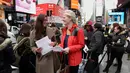 Sejumlah orang antre membawa kertas berisi pesan yang ingin dihancurkan pada "Good Riddance Day" di Times Square New York, Rabu (28/12). Warga berkumpul untuk membuang benda-benda yang ingin mereka lupakan di tahun yang baru. (REUTERS/Darren Ornitz)