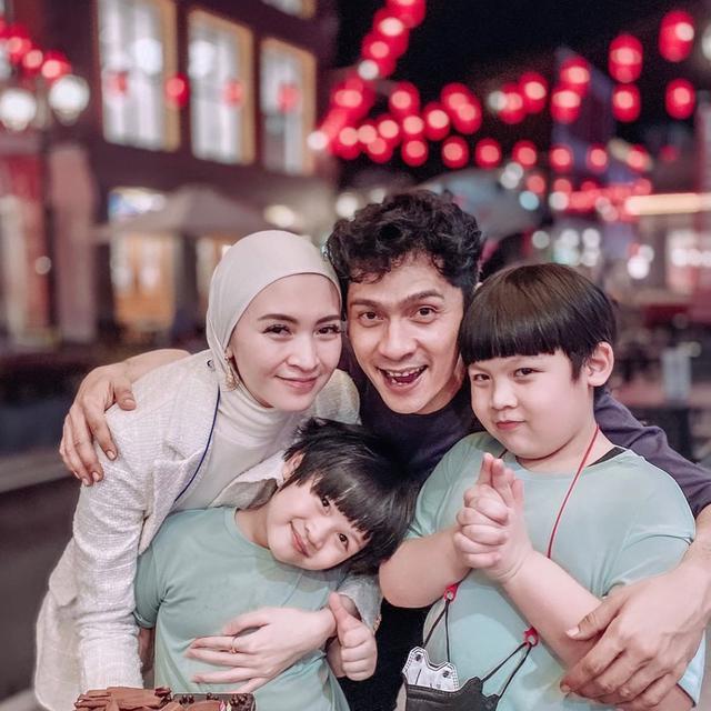 6 Potret Keluarga Kecil Donita dan Adi Nugroho,