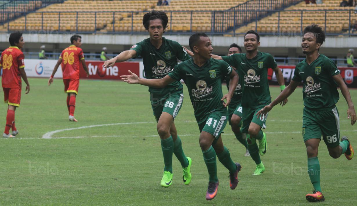 Para pemain Persebaya merayakan gol yang dicetak Irfan Jaya ke gawang Martapura FC pada laga semifinal Liga 2 2017 di Stadion GBLA, Bandung, Sabtu (25/11/2017). Persebaya menang 3-1 atas Martapura FC. (Bola.com/Ronald Seger)