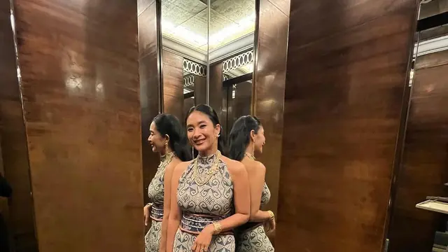 Wajahnya Awet Muda, Intip Potret Cantik Happy Salma saat Kenakan Gaun Batik Panjang