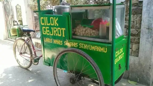8 Tulisan Lucu di Gerobak Cilok Ini Bikin Geleng Kepala