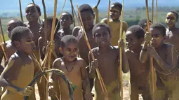 Sejumlah bocah ikut pertunjukkan Festival Lembah Baliem ke-27 Wamena, Papua, Senin (8/8). Festival Lembah Baliem berlangsung selama tiga hari dan diselenggarakan setiap bulan Agustus. (AFP PHOTO/Adek Berry)