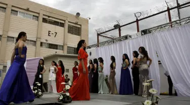 Sejumlah tahanan wanita mengikuti kontes kecantikan di penjara Baja California, Tijuana, Meksiko, Selasa (9/6/2015). Sebanyak 21 tahanan wanita mengikuti kontes kecantikan yang diadakan oleh pihak penjara. (REUTERS/Jorge Duenes)
