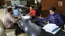 Dua tenaga administrasi kenakan baju kebaya melayani calon pasien saat peringati Hari Kartini di RS Siloam TB Simatupang, Jakarta, Sabtu (21/4). Kegiatan ini untuk mengenang jasa-jasa Kartini sebagai sosok pejuang wanita. (Liputan6.com/Fery Pradolo)