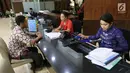 Dua tenaga administrasi kenakan baju kebaya melayani calon pasien saat peringati Hari Kartini di RS Siloam TB Simatupang, Jakarta, Sabtu (21/4). Kegiatan ini untuk mengenang jasa-jasa Kartini sebagai sosok pejuang wanita. (Liputan6.com/Fery Pradolo)