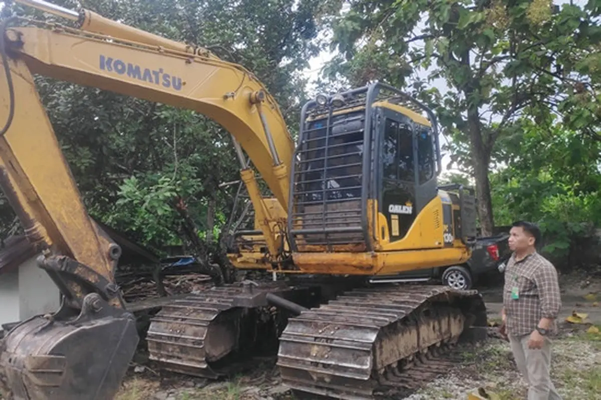 Alat berat yang disita oleh BBKSDA Riau dari perambahan Cagar Biosfer Giam Siak Kecil.