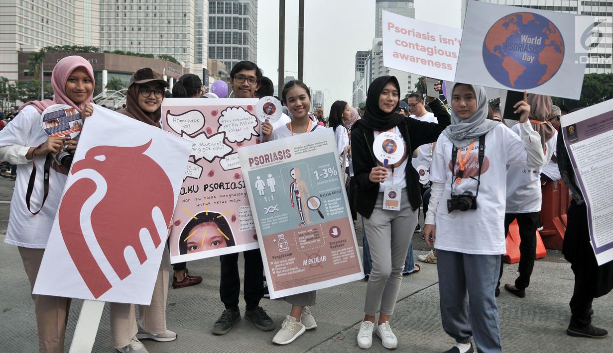 Mahasiswa dari Fakultas Kedokteran UI menggelar kampanye tentang penyakit Psoriasis saat car free day di Jakarta, Minggu (4/11). Kampanye untuk mensosialisasikan bahwa Psoriasis merupakan penyakit genetik dan tidak menular. (Merdeka.com/Iqbal S. Nugroho)