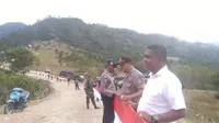 Bendera merah putih terpanjang yang dibentangkan di perbatasan RI - Timor Leste, Selasa (9/7/2019), memecahkan rekor dunia. (Liputan6.com/ Ola Keda)